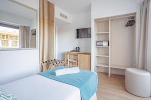 Postel nebo postele na pokoji v ubytování Bahía de Alcudia Hotel & Spa
