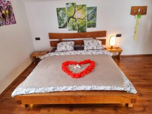 una camera da letto con un cuscino a cuore di Vineyard cottage Matej a Trebnje