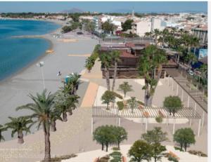 a view of a beach with palm trees and the ocean at Apartamento Haire in San Pedro del Pinatar