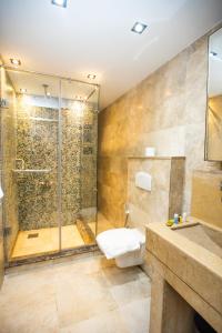 La salle de bains est pourvue d'une douche, de toilettes et d'un lavabo. dans l'établissement Comfort Inn Giza, au Caire