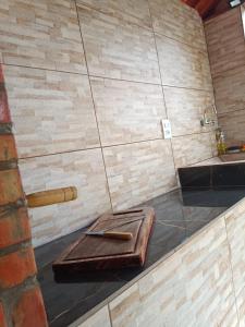 a wooden tray sitting on the floor of a shower at Chalé Pingo de Ouro in Caparaó Velho +33 photos
