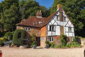 an old house in the middle of a garden at Strand House in Winchelsea