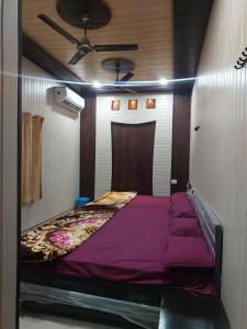 מיטה או מיטות בחדר ב-Annu Bhai sewa sadan