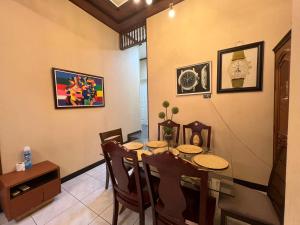 uma sala de jantar com mesa e cadeiras em Furutech Resort em Malolos