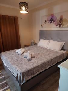 1 dormitorio con 1 cama grande y toallas. en Alvor Fever, en Alvor