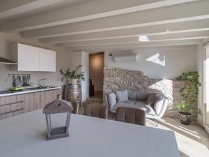 eine Küche und ein Wohnzimmer mit einer Steinmauer in der Unterkunft B&B Vistalago in Toscolano-Maderno