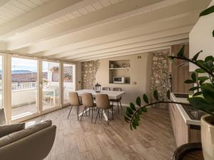 a kitchen and dining room with a table and chairs at B&B Vistalago in Toscolano Maderno