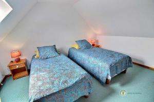 1 Schlafzimmer mit 2 Betten und einem Nachttisch in der Unterkunft Ar vag in Ploubazlanec