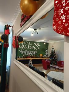 uma sala de Natal com uma árvore de Natal na parede em Leśne Zacisze em Weremień