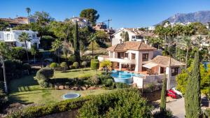 een luchtzicht op een huis met een zwembad bij Luxury Villa Robledal By Mabiente - Views of the sea and the golf course in Marbella