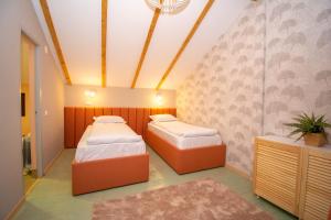 Zimmer mit 2 Betten in einem Zimmer in der Unterkunft Natural & Simplu in Petroşani