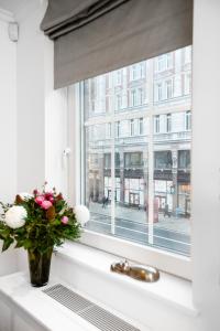 a window with a vase of flowers on a window sill at Elegant central London flat - ideal for weekend city break in London