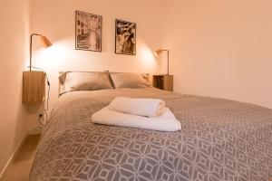 ein Schlafzimmer mit einem Bett mit einem weißen Kissen darauf in der Unterkunft Le safari 