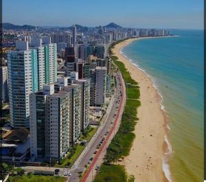 an aerial view of a beach and the ocean at Moderno e novo apt em frente o shopping Boulevard in Vila Velha