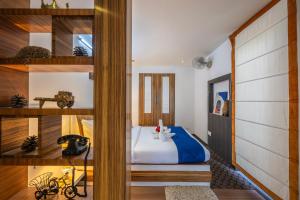 1 dormitorio con cama y estanterías de madera en 3BDR Cottage Kasauli by Humble stay, en Kasauli