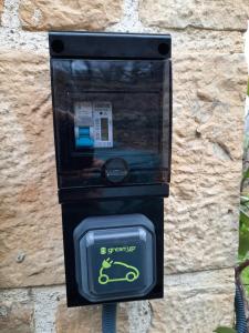 a parking meter on a wall with a frog on it at Maison et jardin dans le Lot! Chambres chez l'habitant! in Belmont-Bretenoux