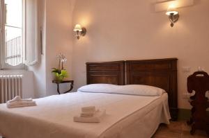 a bedroom with a bed with two towels on it at B&B Antica Biblioteca in Fermo