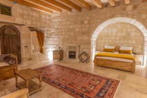 Un dormitorio con una cama y una chimenea. en Chakra Special Caves, en Ürgüp 65 fotos más