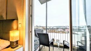 Schlafzimmer mit Balkon und Stadtblick in der Unterkunft ANDRISS - Study & Work Apartments - WIFI - Kitchen in Kaiserslautern