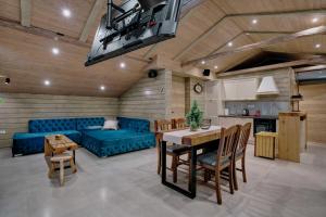 - un salon avec un canapé bleu et une table dans l'établissement Apartment Hanny, à Laško