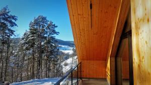 una vista desde el exterior de un edificio en la nieve en Forest Inn Berest en Berest