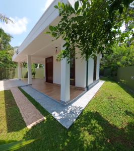 Κήπος έξω από το Cinnamon Avenue Villas- Negombo - Sri Lanka