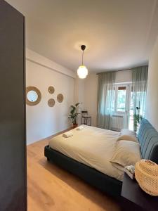 1 dormitorio con 1 cama y 1 sofá azul en RIFREDI APARTAMENT, en Florencia