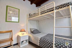 - une chambre avec deux lits superposés et une lampe dans l'établissement Gite de la glanerie, à Coëtmieux
