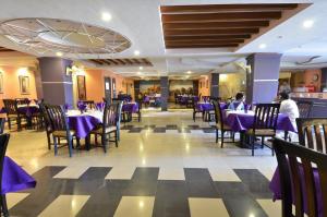 un comedor con mesas y sillas púrpuras en Pak Continental Hotel, en Bahawalpur
