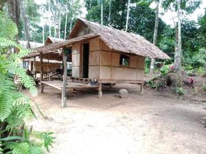 une petite cabane avec un toit de paille dans l'établissement สวนบุศรา ลานกางเต็นท์วิถีเกษตร, à Ban Bok Fai