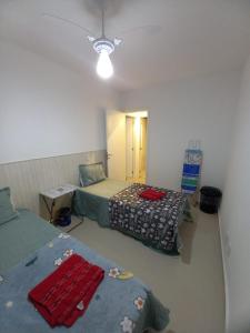 um quarto com duas camas e uma mesa em Apartamento próximo da praia em São José de Ribamar
