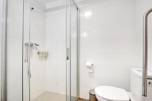 een badkamer met een douche en een toilet bij Ca L'oliera in Denia