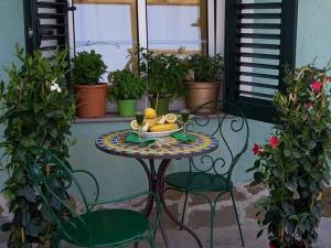 een tafel met een fruitschaal op een patio bij Casa Allorello in Laureana Cilento