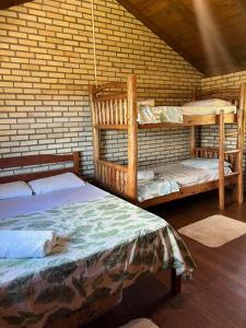 Sol sal cabana p 10 في إيمبيتوبا: سريرين بطابقين في غرفة مع جدار من الطوب