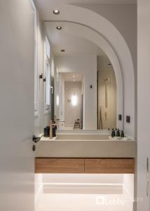 baño con bañera grande y espejo grande en Muse Apartment by LobbySquare, en Atenas