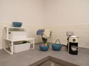 a counter with blue bowls and flowers in a room at Casa di Nonna Margherita in Trecase