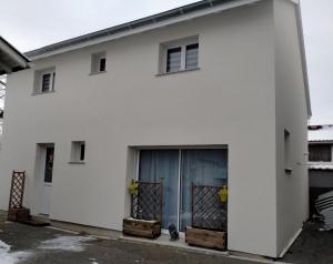 uma casa branca com duas portas e uma garagem em Maison de ville avec jardin-Rêve à Rixheim! em Rixheim