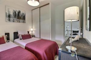 a hotel room with two beds and a lamp at Vers le port in Créhen