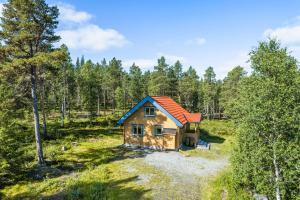 mały domek w środku lasu w obiekcie Stuga i Funäsdalen w mieście Funäsdalen