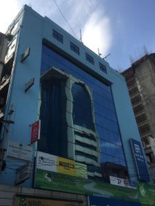 un grand bâtiment bleu avec beaucoup de fenêtres dans l'établissement Hotel City Inn, à Chittagong