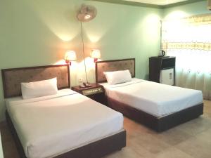 吉大港Hotel City Inn的酒店房间里有两张床和两盏灯