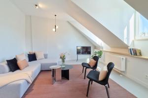 a living room with a couch and chairs at Style pur: Designer-Wohnung in Top-Lage! in Wittlich