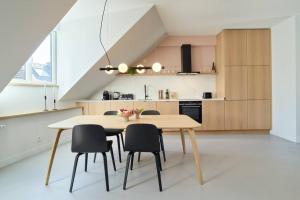 a dining room table and chairs in a kitchen at Style pur: Designer-Wohnung in Top-Lage! in Wittlich