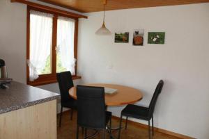 cocina con mesa de madera y sillas en Steinern - b48309, en Ufhusen