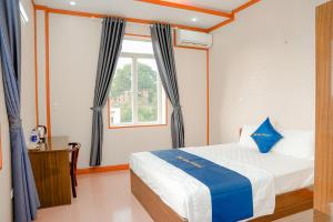 a bedroom with a bed and a window at PHU GIA HOTEL - KHÁCH SẠN BẮC NINH 