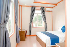1 dormitorio con cama y ventana en PHU GIA HOTEL - KHÁCH SẠN BẮC NINH, 