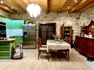 cocina con mesa y nevera en Kiss-Henézi Guest House Mád Tokaj, en Mád