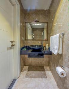 y baño con lavabo y espejo. en In Pera Boutique Hotel en Estambul