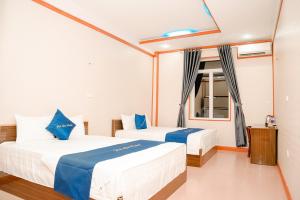 a bedroom with two beds and a window at PHU GIA HOTEL - KHÁCH SẠN BẮC NINH 