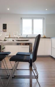 - une cuisine avec une table et deux chaises dans l'établissement Ferienwohnung Brandholz - b48310, à Ebnat